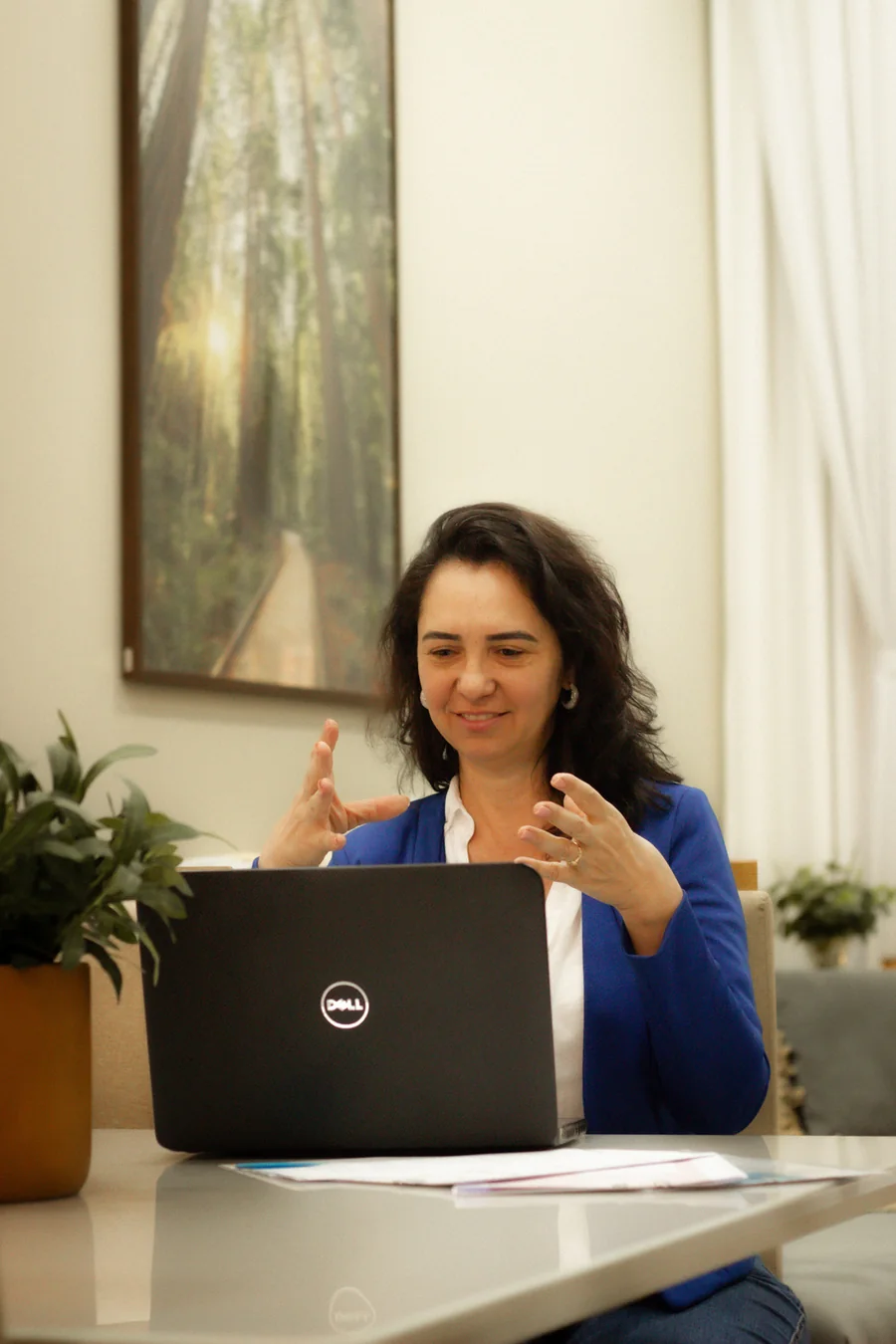 Micheli em atendimento online pelo notebook